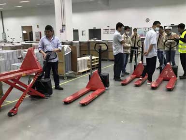 電動高升程搬運車交付使用，感謝廠家羅總親自跟客戶講解操作方法！